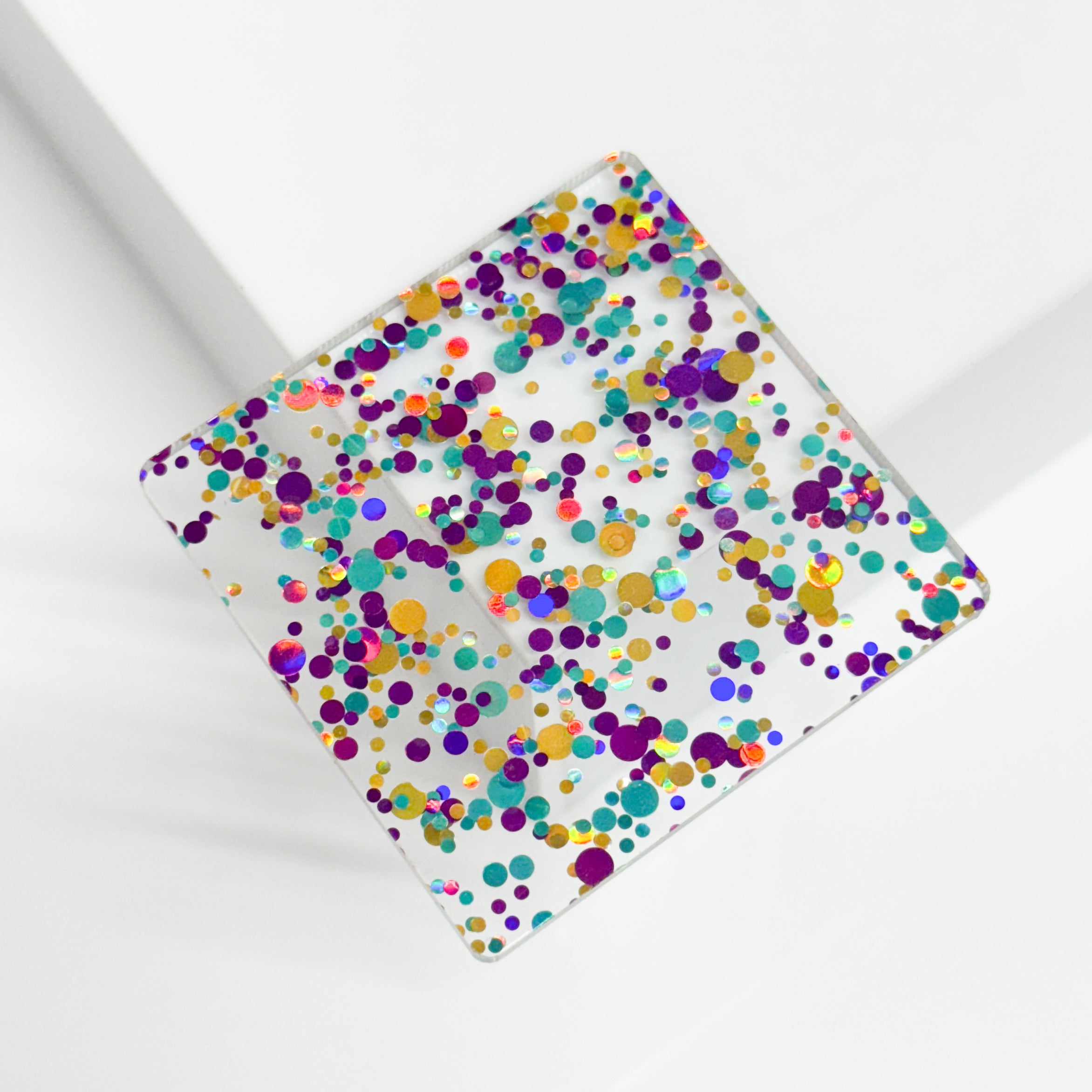Acrílico transparente con confeti lila